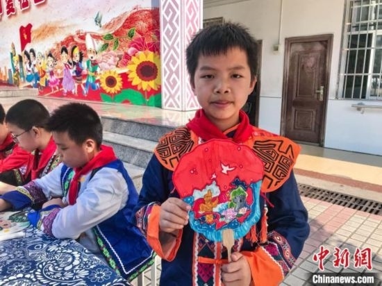翠竹小學(xué)學(xué)生展示自己繪制的團(tuán)扇作品。蔣豐慧 攝