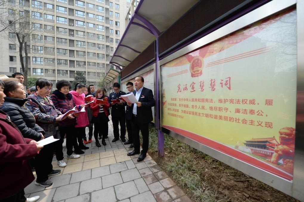 2018年3月20日，陜西寶倫律師事務(wù)所專職律師白銀濤（右一）在西安華遠(yuǎn)君城社區(qū)宣傳憲法知識。新華社記者 李一博 攝