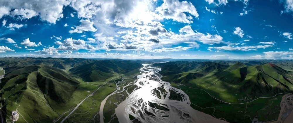 2024年7月31日在青海省果洛藏族自治州達(dá)日縣境內(nèi)拍攝的黃河（無人機(jī)全景照片）。