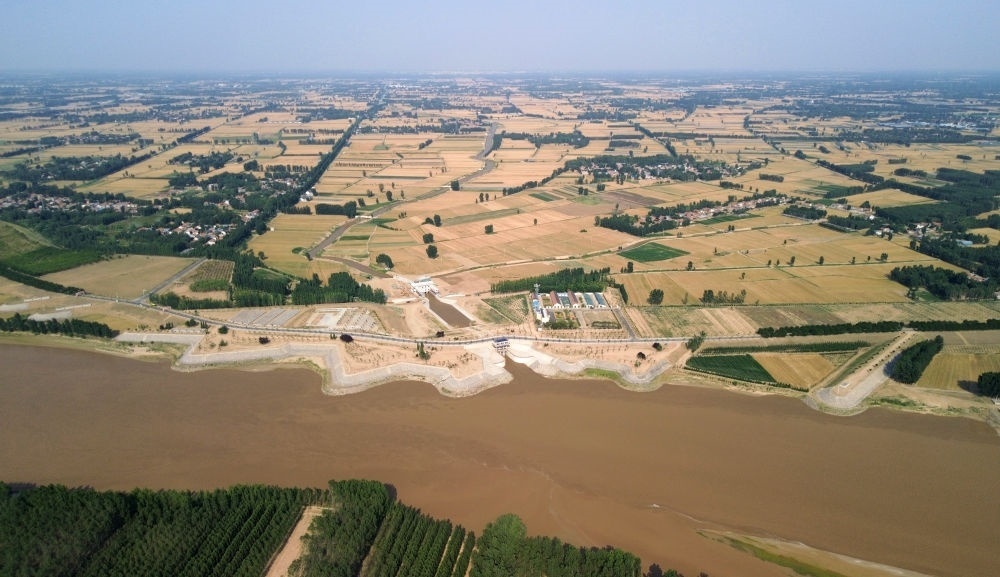 2024年6月19日，位于黃河高青段的馬扎子引黃閘開閘引水（無人機(jī)照片）。5月1日至6月18日，山東省累計啟用引黃閘63座，引黃河水量10.06億立方米，保障農(nóng)業(yè)灌溉需求。