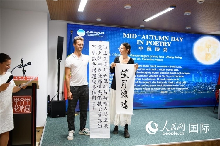 現(xiàn)場(chǎng)的羅馬尼亞書法愛(ài)好者書寫并展示作品。傅永山攝