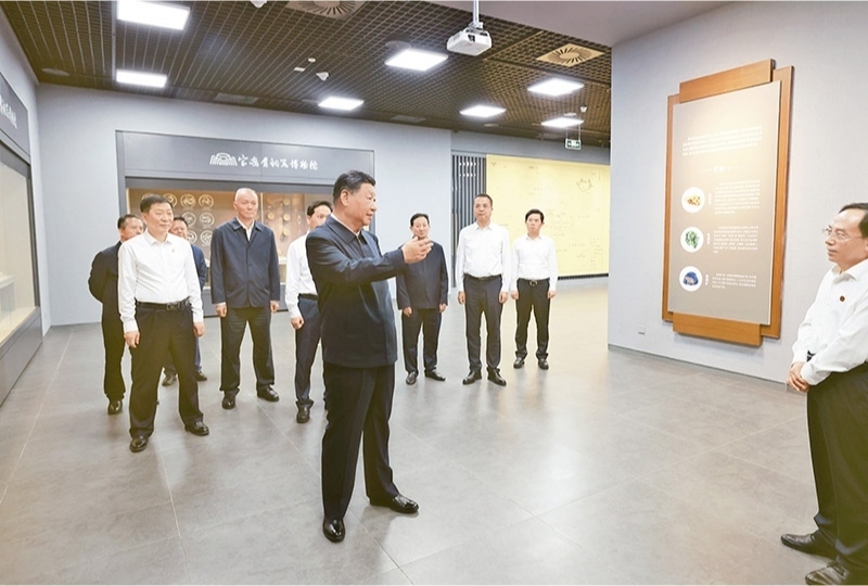 2024年9月10日，中共中央總書記、國家主席、中央軍委主席習(xí)近平在前往甘肅考察途中，來到陜西省寶雞市參觀寶雞青銅器博物院。 新華社記者 王曄/攝