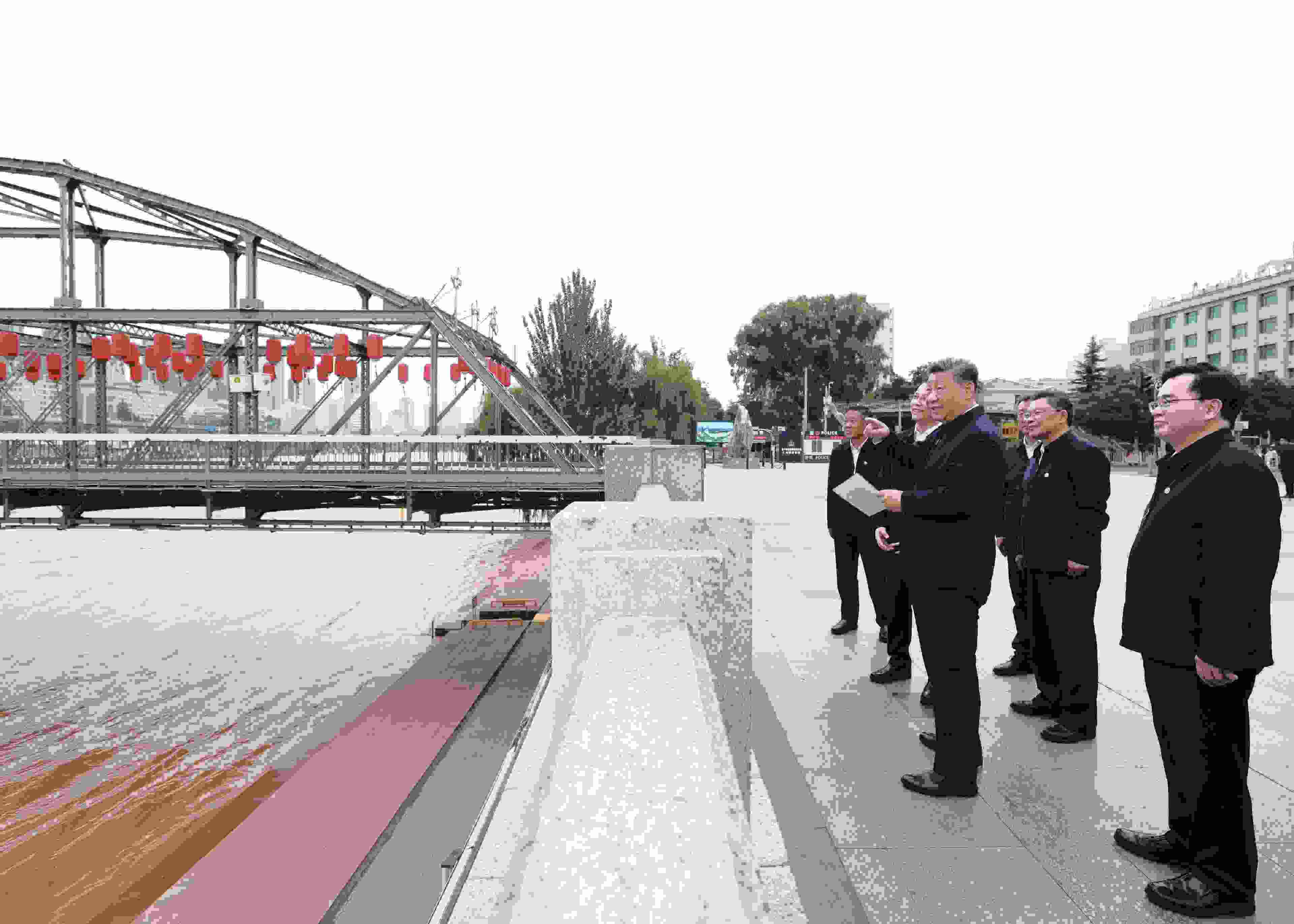 △ 2024年9月11日，習近平總書記來到甘肅省蘭州市黃河蘭州中山橋段，了解當?shù)赝苿狱S河流域生態(tài)保護情況。