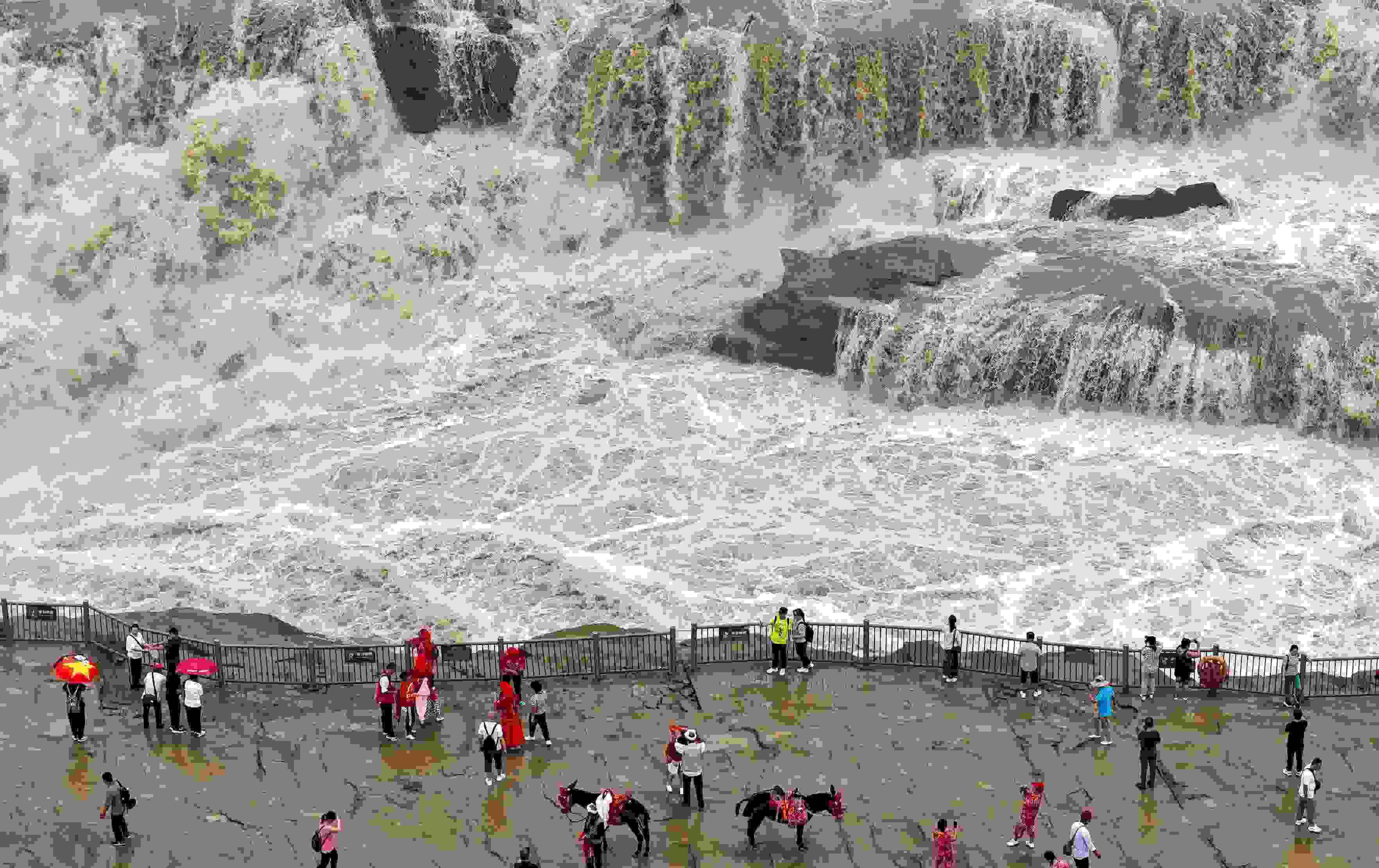 △9月9日，游客在黃河壺口瀑布景區(qū)游覽。