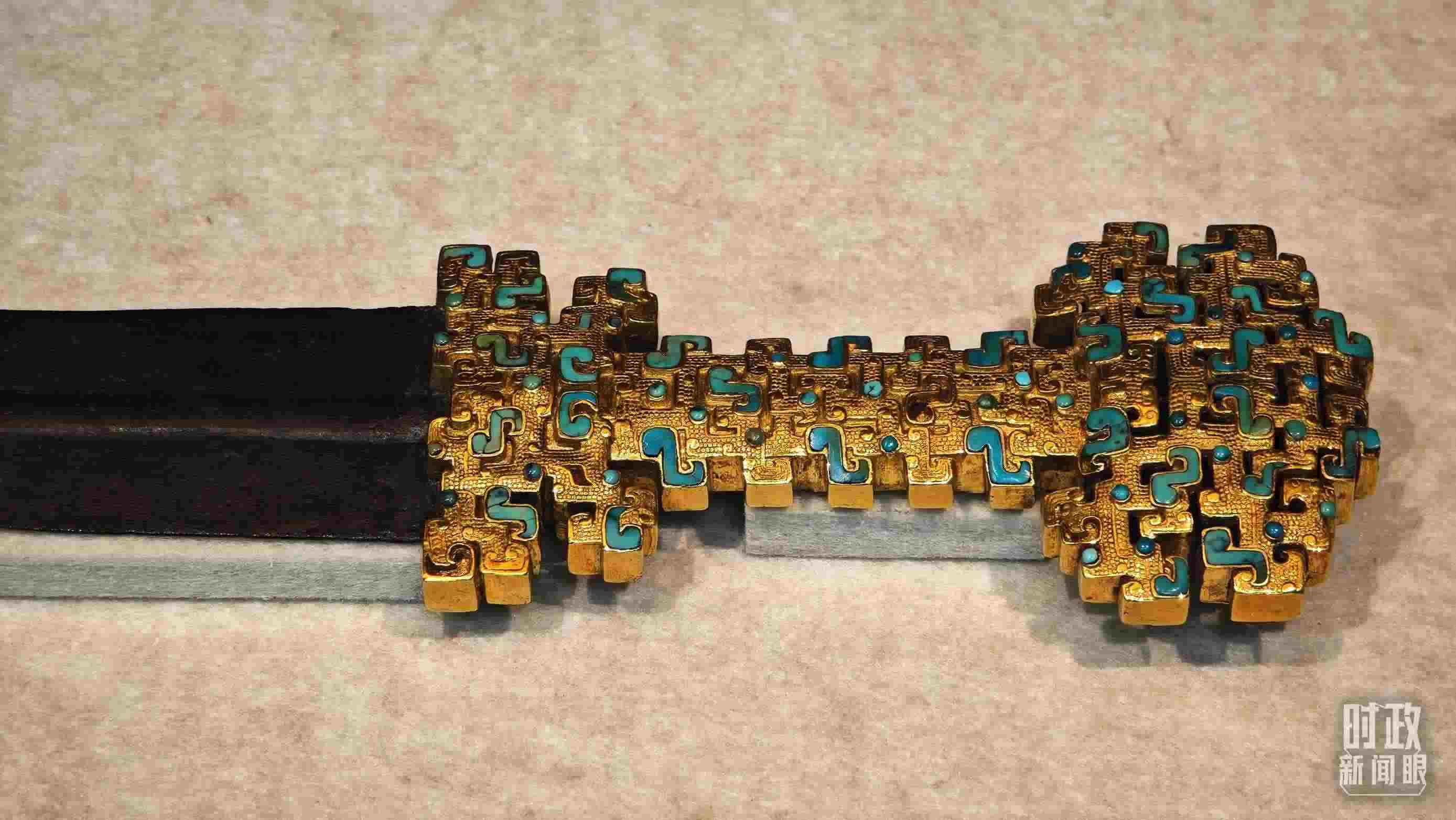 △這是1992年寶雞市益門二號墓出土的金柄鐵劍，劍柄嵌有綠松石。（總臺央視記者彭漢明拍攝）