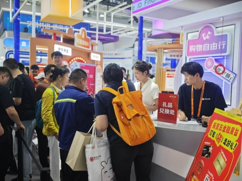 觀眾在金融服務(wù)展區(qū)體驗(yàn)展臺(tái)的互動(dòng)活動(dòng)。人民網(wǎng)記者 黃盛攝