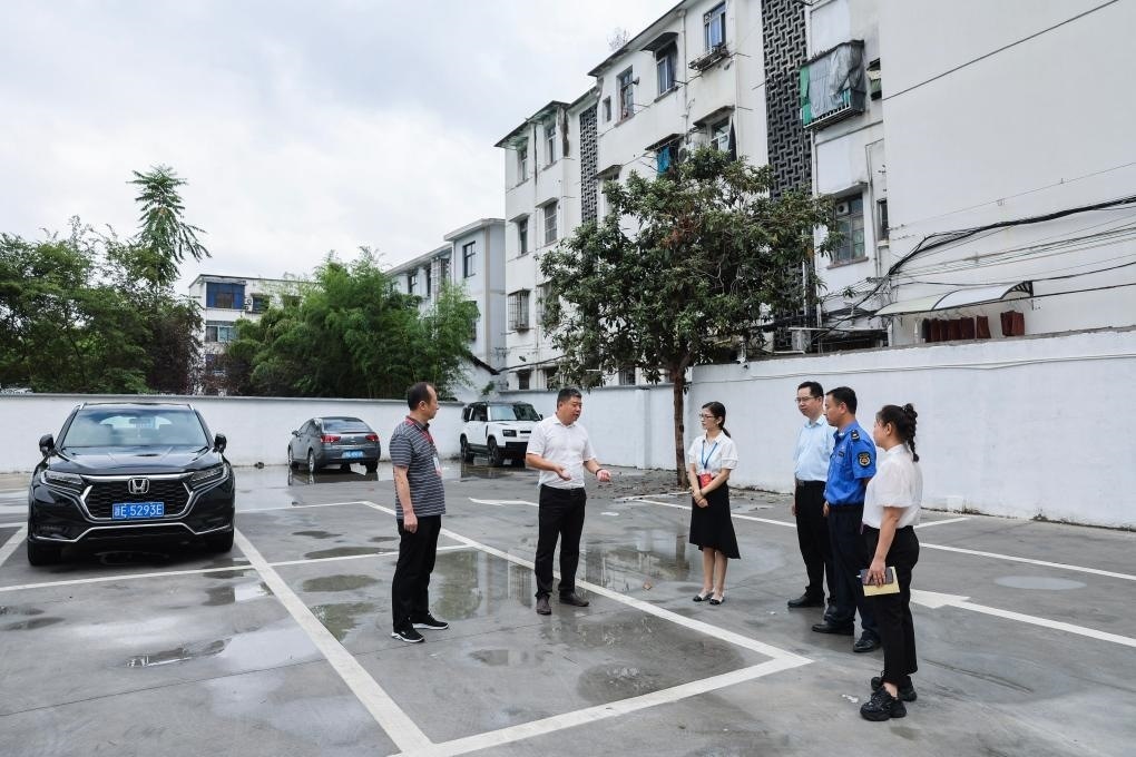 2024年9月11日，在浙江省湖州市，湖州吳興區(qū)人大代表、人大飛英街道工委代表及塔下街社區(qū)代表前往已改建的一處停車(chē)場(chǎng)進(jìn)行實(shí)地調(diào)研，監(jiān)督該改建項(xiàng)目的完成情況。新華社記者 徐昱 攝