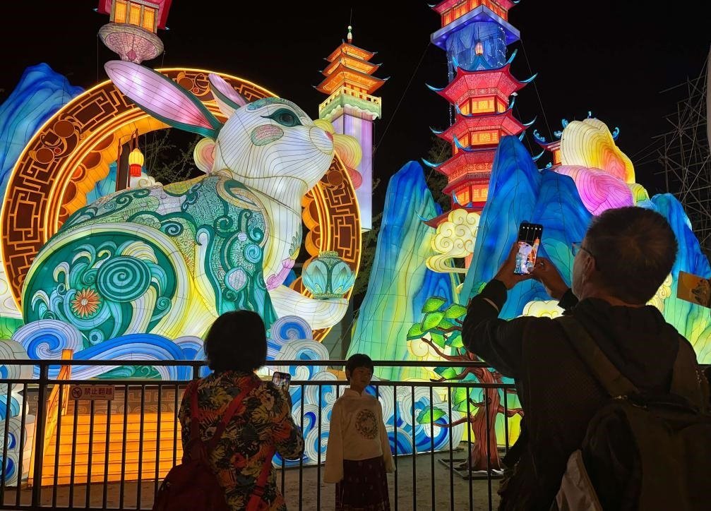 市民游客在2024年北京中秋國慶彩燈游園會(huì)欣賞彩燈。新華社記者楊淑君 攝