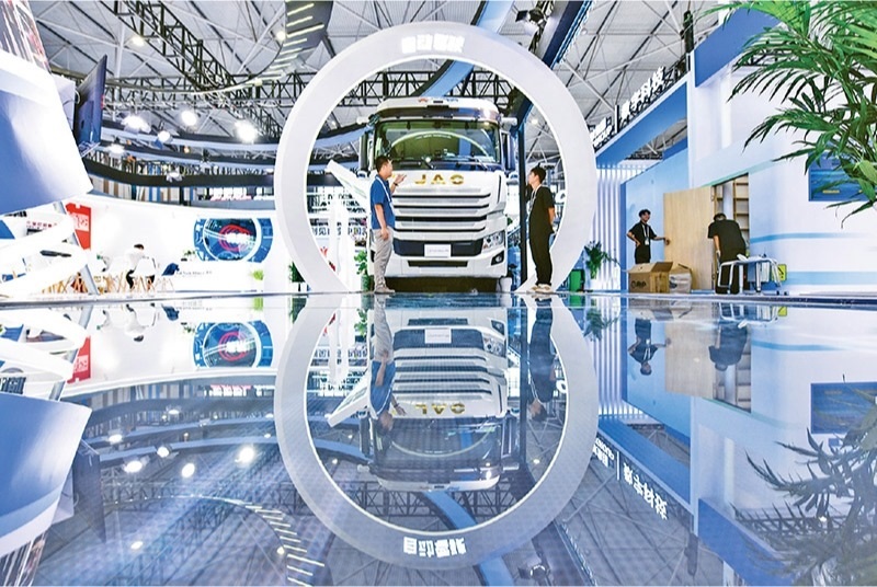 黨的二十屆三中全會(huì)提出，加快構(gòu)建促進(jìn)數(shù)字經(jīng)濟(jì)發(fā)展體制機(jī)制，完善促進(jìn)數(shù)字產(chǎn)業(yè)化和產(chǎn)業(yè)數(shù)字化政策體系。2024年8月28日至30日，2024中國(guó)國(guó)際大數(shù)據(jù)產(chǎn)業(yè)博覽會(huì)在貴州貴陽(yáng)舉辦。圖為工作人員在介紹無(wú)人駕駛重型卡車。 新華社記者 楊文斌/攝