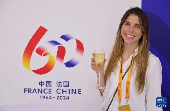 9月12日，工作人員在服貿(mào)會法國國家館展示香檳酒。新華社記者 戚曉毅 攝