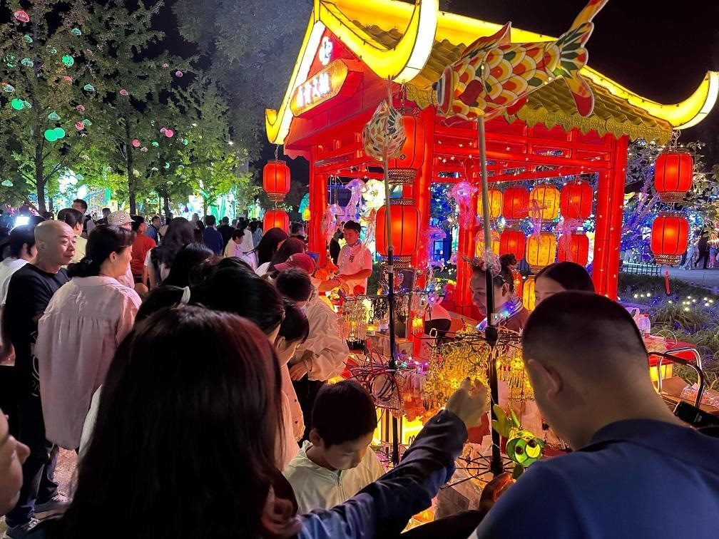 市民游客在2024年北京中秋國慶彩燈游園會(huì)上選購特色文創(chuàng)商品。新華社記者楊淑君 攝