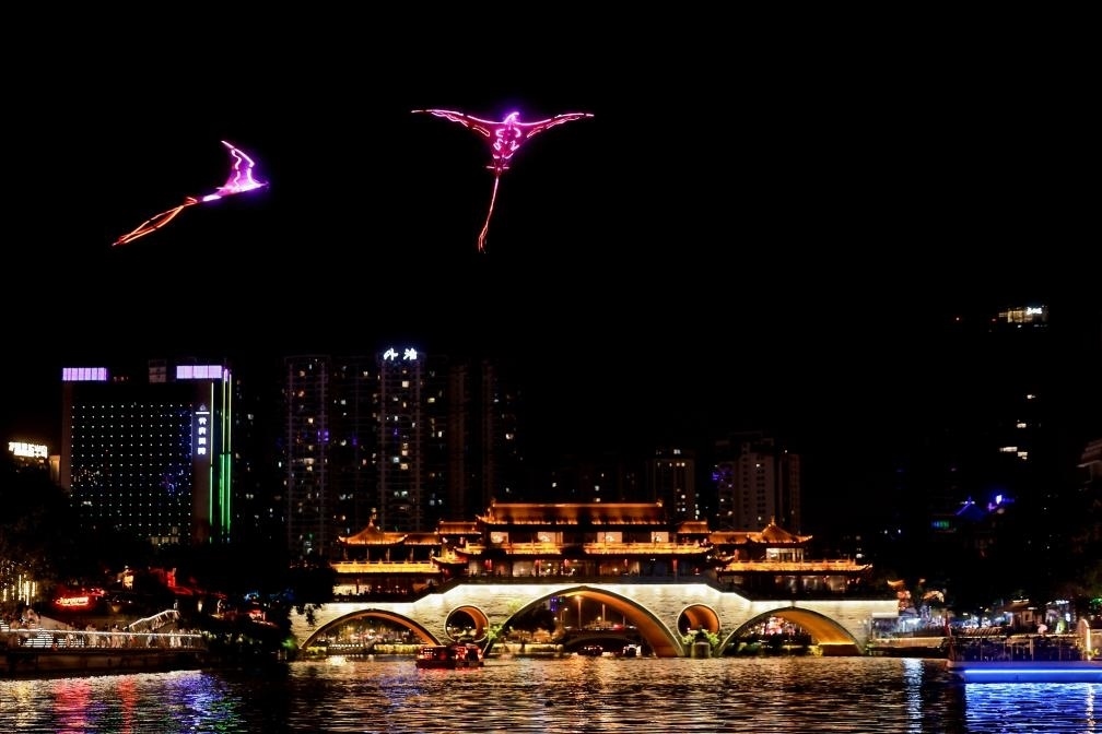 成都“夜游錦江”低空飛行裝置與游船伴飛。（唐斌治 攝）