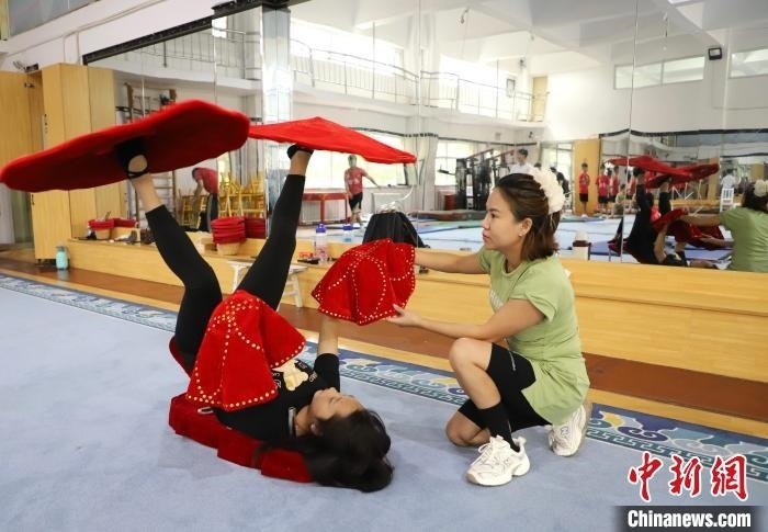 9月13日，來(lái)自老撾的紅姆(右)指導(dǎo)學(xué)員雜技動(dòng)作。 馬天龍 攝