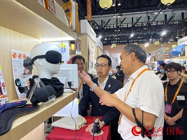 日本駐華大使金杉憲治（左二）參觀2024年服貿會日本館。人民網記者 盛楚宜攝