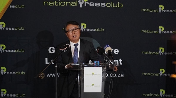 駐南非大使吳鵬出席中國駐南非使館同南國家新聞俱樂部聯(lián)合舉辦的中非合作論壇峰會(huì)成果宣介會(huì)并發(fā)表主旨講話。人民網(wǎng) 劉暢攝