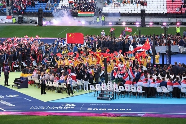 中國選手參加閉幕式。人民網(wǎng)記者 于超凡攝
