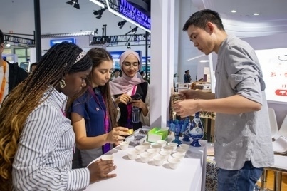 觀眾正在品嘗伊朗的藏紅花茶。人民網記者 翁奇羽攝