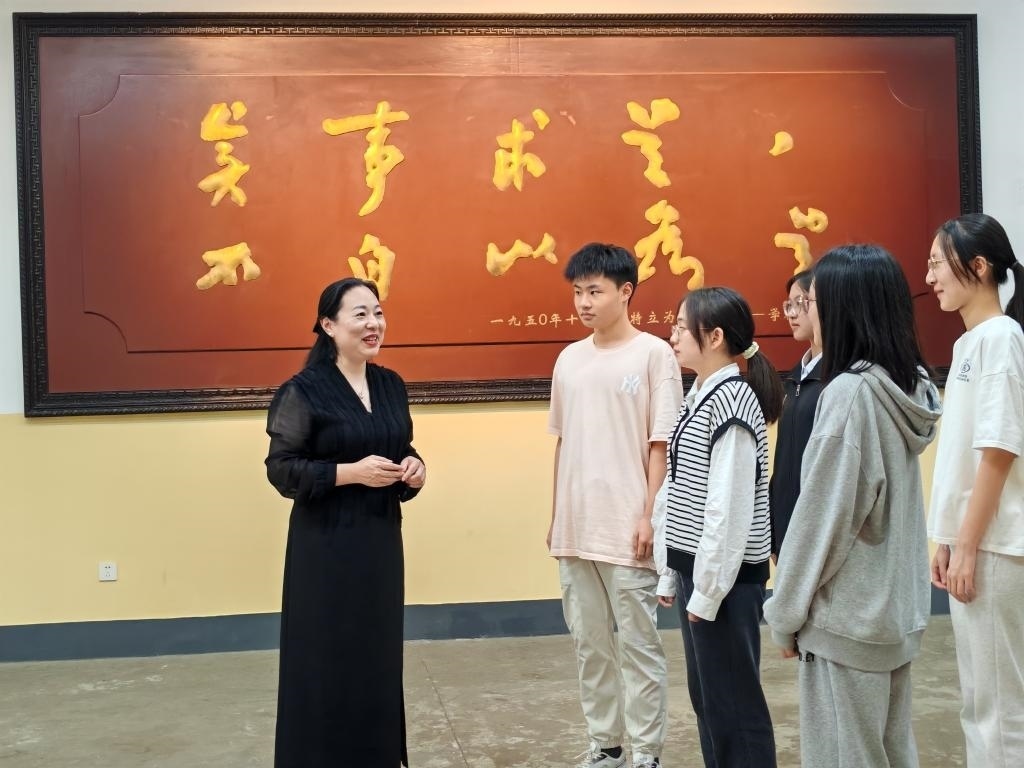 湖南第一師范學院思政課教師正在為學生講述紅色校史。（受訪者供圖）