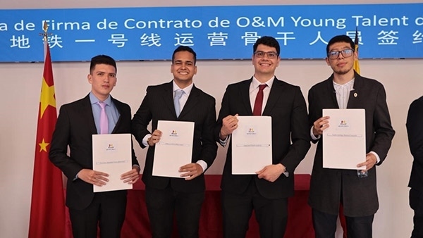 當(dāng)?shù)貢r(shí)間9月13日，40名哥倫比亞青年與中企承建運(yùn)營(yíng)的波哥大地鐵一號(hào)線項(xiàng)目簽約，不久將前往中國(guó)進(jìn)行為期15個(gè)月的專業(yè)地鐵知識(shí)培訓(xùn)。圖為部分學(xué)員在簽約儀式上展示所簽的協(xié)議。 波哥大地鐵一號(hào)線項(xiàng)目供圖