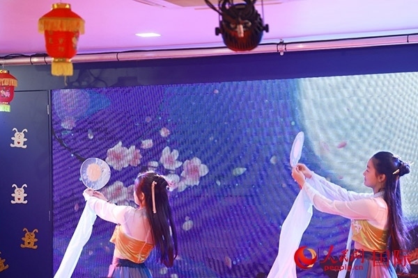 巴西華僑華人表演舞蹈《千里共嬋娟》。人民網(wǎng)記者 陳海琪攝