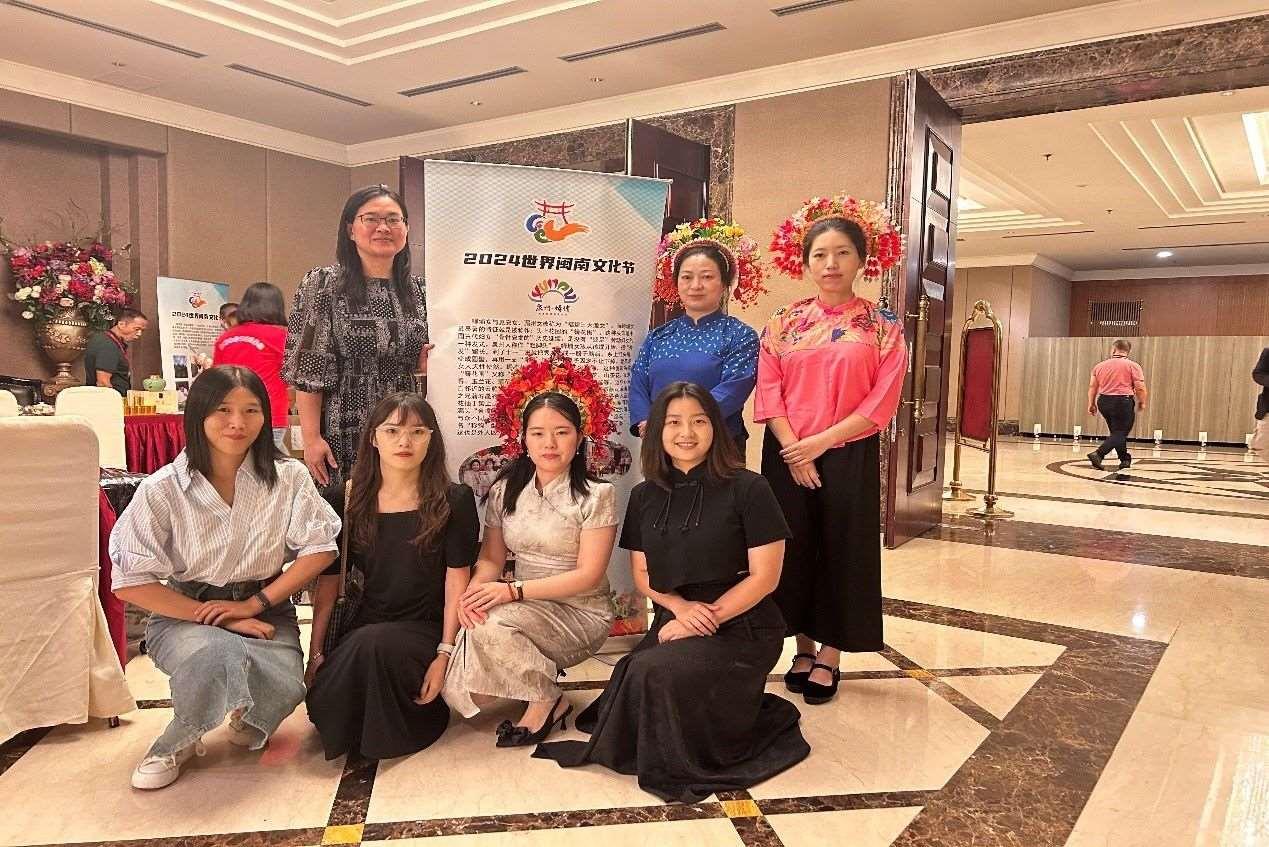 阿拉扎大學(xué)孔子學(xué)院老師和簪花圍傳承人合影。阿拉扎大學(xué)孔子學(xué)院供圖