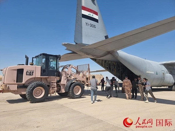 圖為伊拉克正在裝運(yùn)救援物資。人民網(wǎng) 伊納斯攝