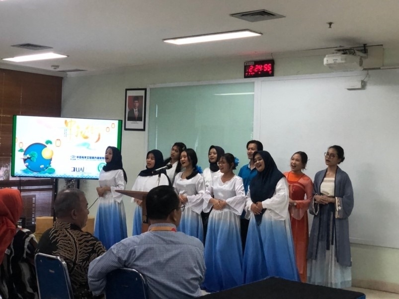 阿拉扎大學(xué)中文系學(xué)生演唱中文歌曲。活動(dòng)主辦方供圖