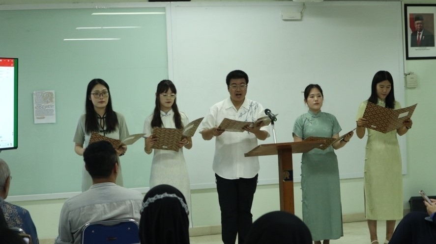 阿拉扎大學(xué)孔子學(xué)院志愿者教師表演詩(shī)朗誦?；顒?dòng)主辦方供圖