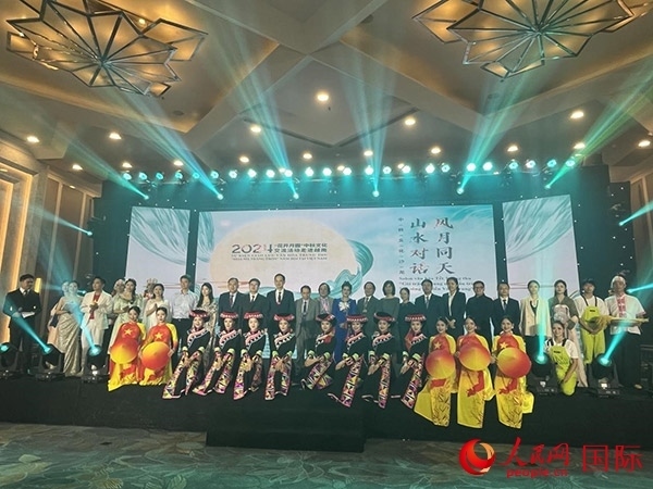 兩國嘉賓與中越藝術家現場合影。人民網記者 楊曄攝