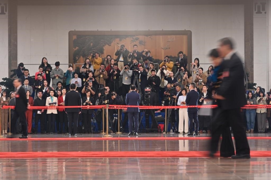 2024年3月10日，全國政協(xié)十四屆二次會議第三場“委員通道”集體采訪活動在北京人民大會堂舉行。新華社記者 宋為偉 攝