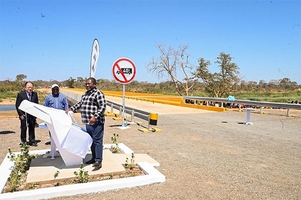 莫桑比克總統(tǒng)菲利佩·雅辛托·紐西（右）出席大橋通車儀式。中國電建供圖