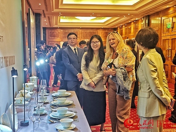 英國觀眾參觀“景德鎮(zhèn)制”區(qū)域品牌新品。人民網(wǎng)記者 邢雪攝
