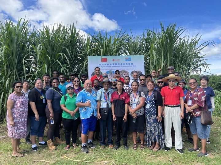 2024年2月28日，來自巴布亞新幾內(nèi)亞、湯加、庫克群島、薩摩亞、瑙魯?shù)葒业摹疤窖髰u國菌草技術(shù)培訓(xùn)班”學(xué)員在斐濟(jì)布拉阿格魯菌草技術(shù)示范基地合影。新華社發(fā)（中國援斐濟(jì)菌草技術(shù)示范中心供圖）