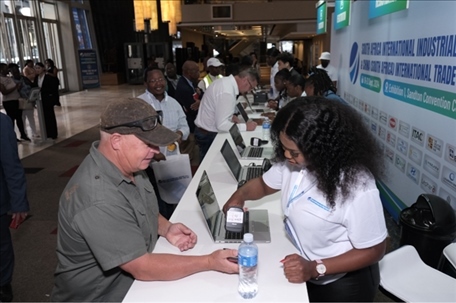 客商現(xiàn)場注冊參觀展會。主辦方供圖