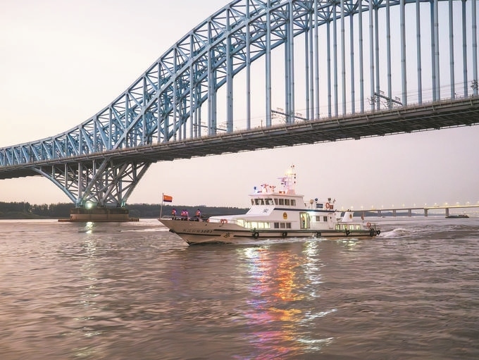 8月12日，長江航運公安局南京分局組織民警輔警駕乘警用巡邏船在轄區(qū)水域開展巡邏檢查。江寧攝