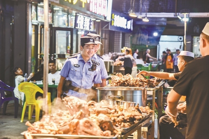 8月9日，甘肅省華亭市公安局組織民警輔警在夜市開展巡邏檢查。張亞強攝