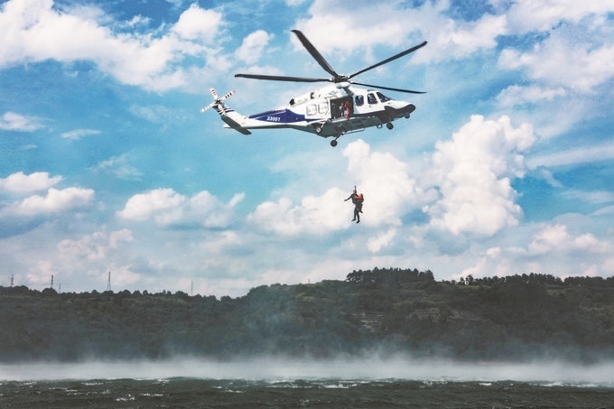 ▼7月17日，浙江省新昌縣公安局聯(lián)合浙江省公安廳警務(wù)航空隊在長詔水庫水域及周邊開展救援演練。王樟林攝