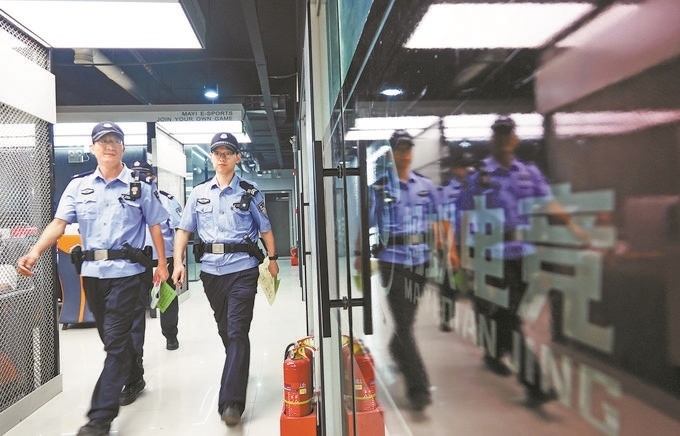 ▲7月6日，山西省新絳縣公安局龍興派出所組織警力對網(wǎng)吧等場所進行集中治安檢查。高新生攝