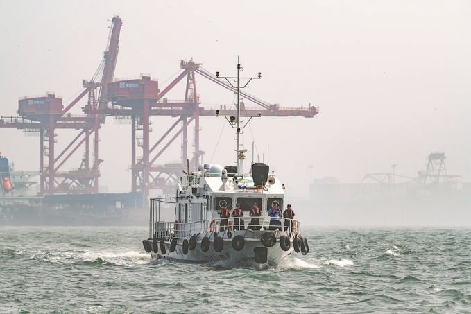 ?7月5日，秦皇島出入境邊防檢查站聯(lián)合秦皇島市公安局水陸巡特警支隊開展海上聯(lián)合巡航。陳凈萱攝