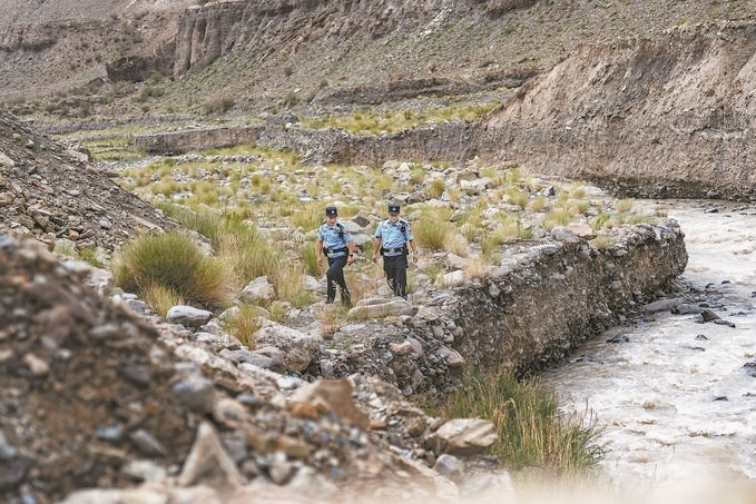 7月19日，新疆邊檢總站克州邊境管理支隊康蘇邊境檢查站民警輔警來到轄區(qū)烏恰縣康蘇水庫開展巡邏。明懿攝