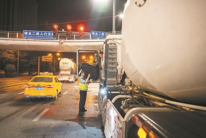 7月25日，陜西省西安市公安局交警支隊開展全市中重型貨車及面包車違法異地互查整治行動。孫崇明攝