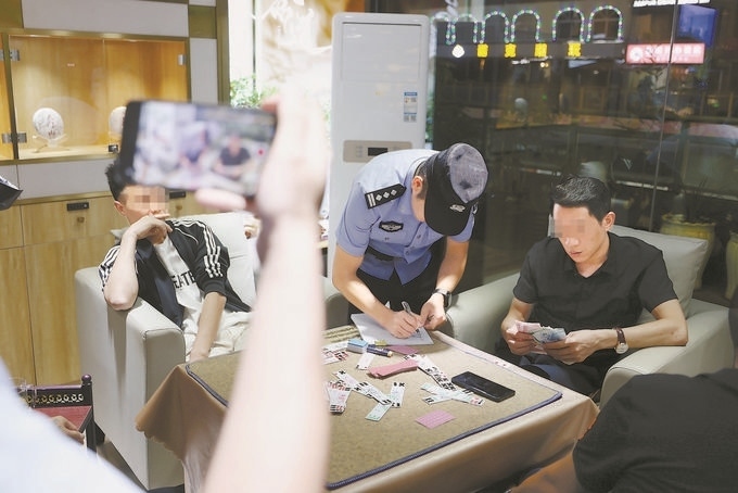 9月7日，云南省昆明市公安機關(guān)對棋牌室開展檢查。