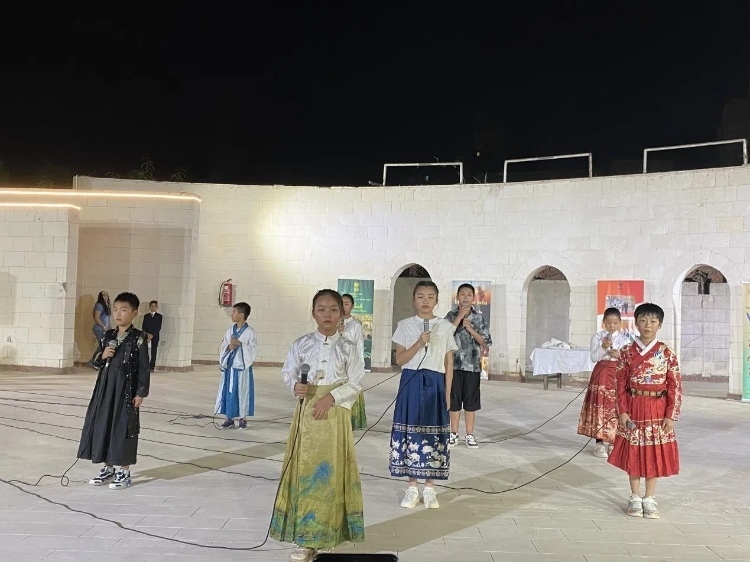 東方藝術(shù)文化館小朋友的詩朗誦表演。開羅中國文化中心供圖