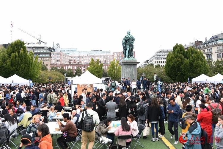 “天涯共此時(shí)——中秋游園會(huì)”在斯德哥爾摩國(guó)王花園舉辦。人民網(wǎng)記者 殷淼攝