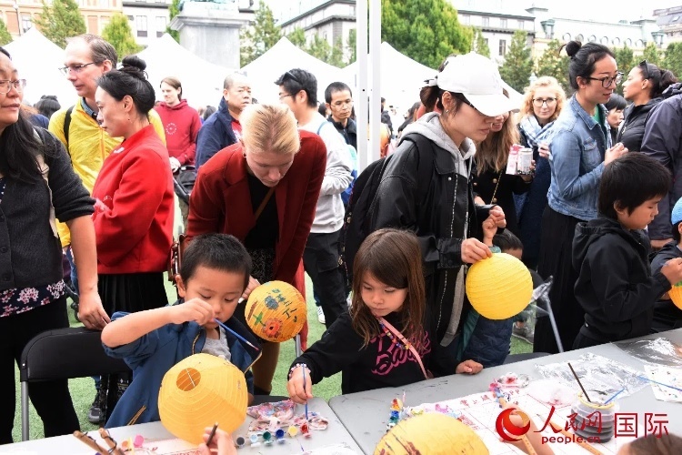 小朋友參加燈籠繪畫(huà)體驗(yàn)。人民網(wǎng)記者 殷淼攝