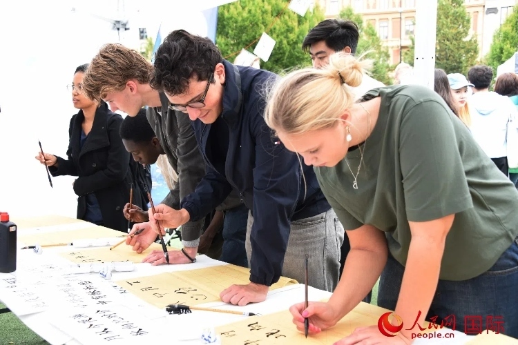 體驗(yàn)中國(guó)書(shū)法。人民網(wǎng)記者 殷淼攝