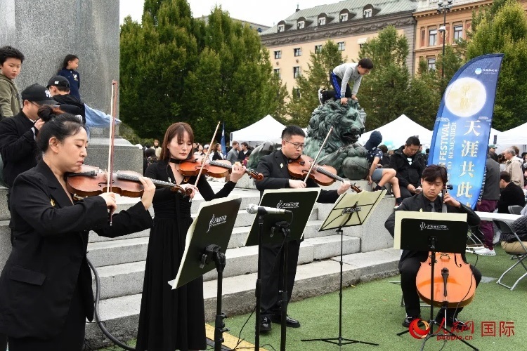 上海愛(ài)樂(lè)樂(lè)團(tuán)“快閃”活動(dòng)一瞥。人民網(wǎng)記者 殷淼攝