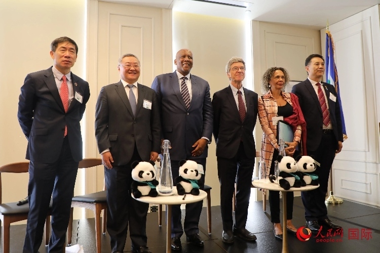 萊索托國王萊齊耶三世、中國常駐聯(lián)合國代表傅聰?shù)燃钨e出席活動。人民網(wǎng)記者 李志偉攝