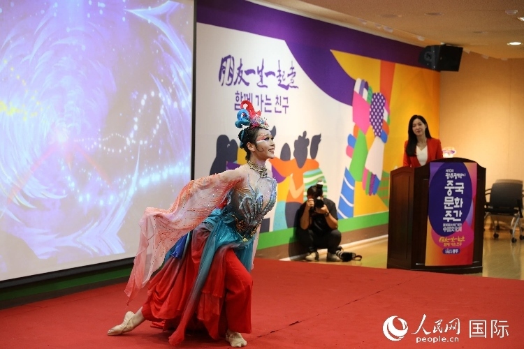 中國演員在中國文化周開幕式上表演舞蹈。人民網(wǎng)記者 莽九晨攝