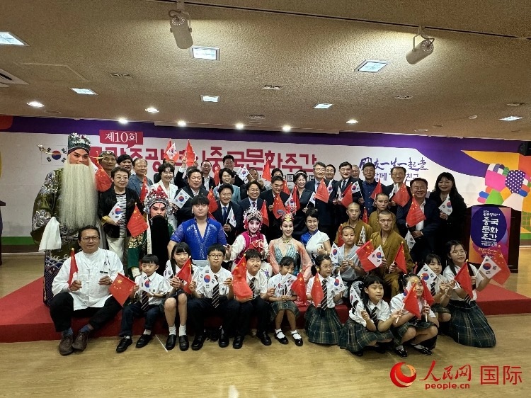 中韓雙方嘉賓和演員在中國文化周開幕式上合影留念。人民網(wǎng)記者 莽九晨攝